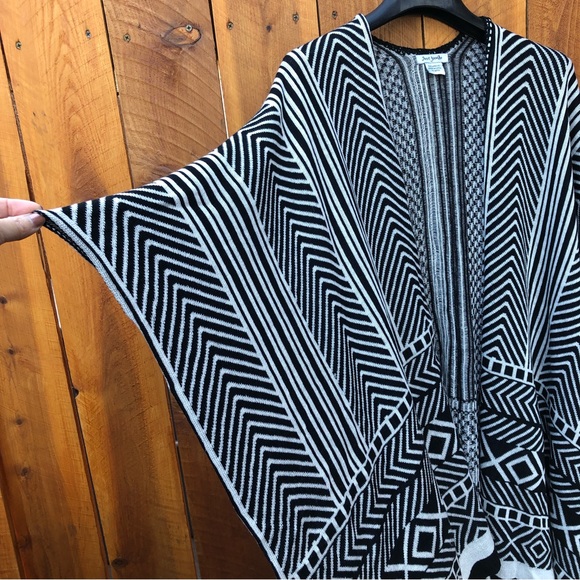 Just Jamie Black & White Geometric Ruana One Size - Picture 5 of 8
